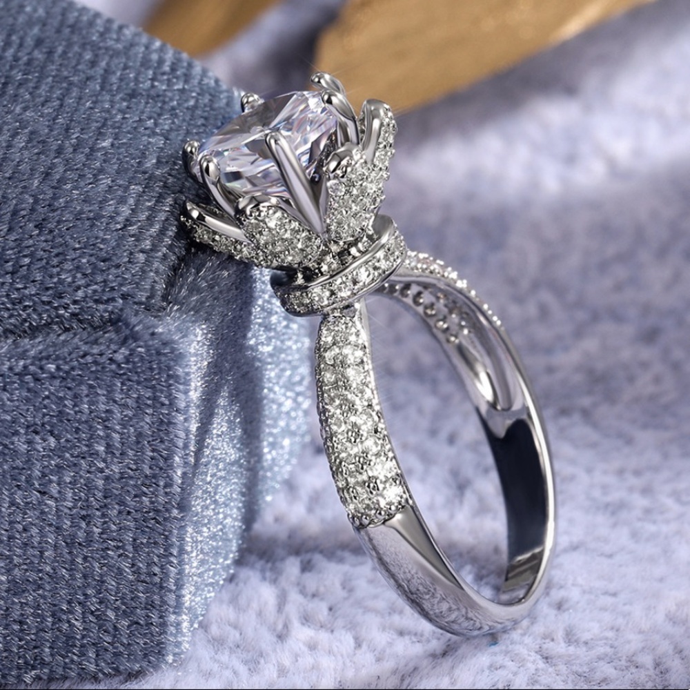 LUXURY FLOWERED 925 STERLING SILVER DIAMOND RING, CUTE RING, SHINY RING. - Picture 4 of 5
